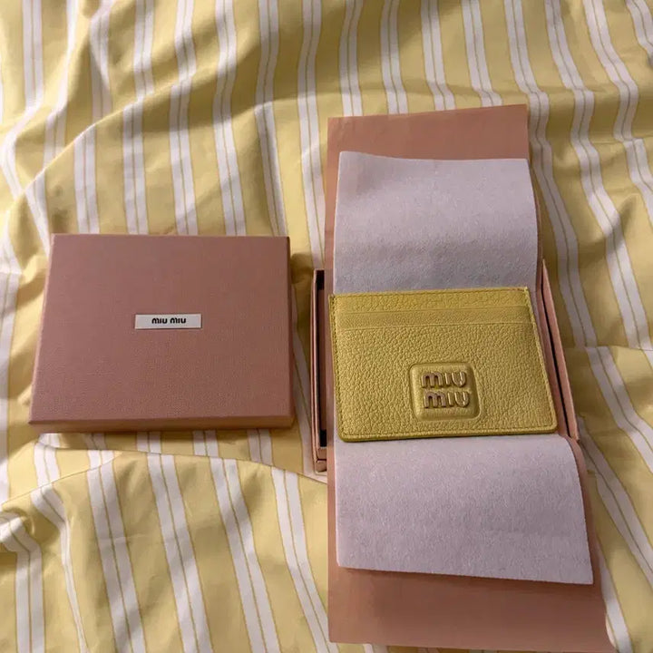 [SOLD OUT] MIUMIU 미우 미우 레더 카드 반지갑 레몬 옐로우
