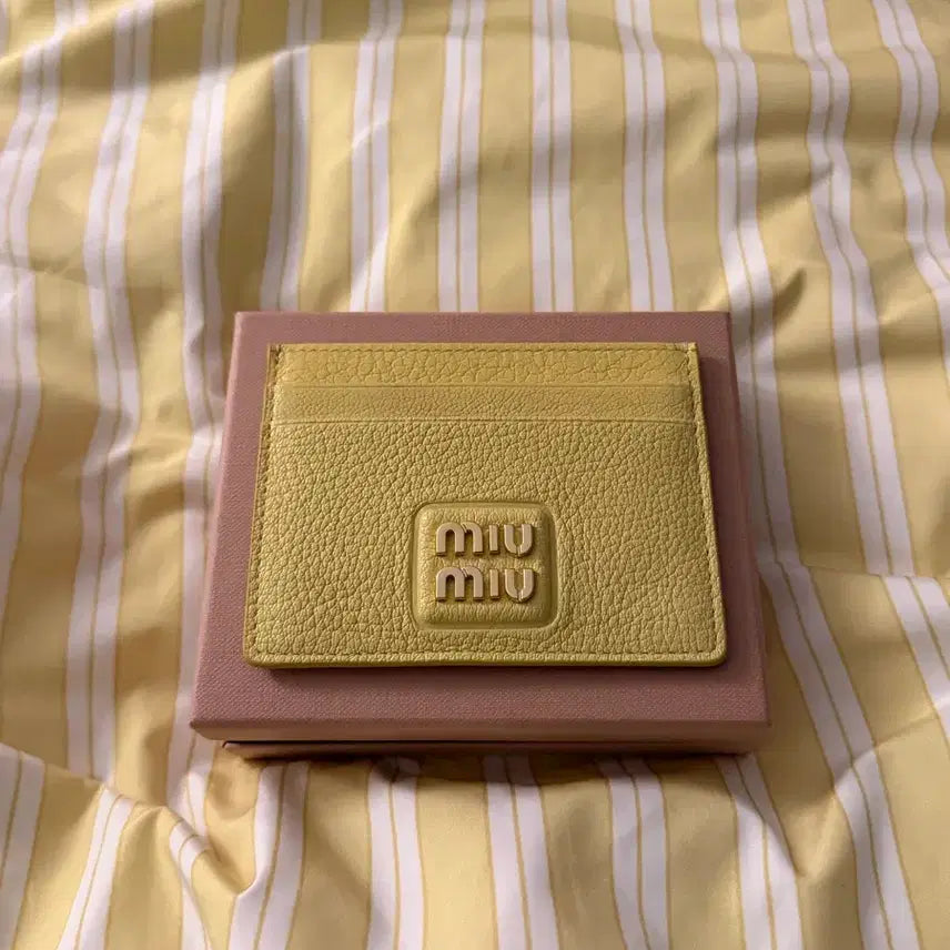 [SOLD OUT] MIUMIU 미우 미우 레더 카드 반지갑 레몬 옐로우