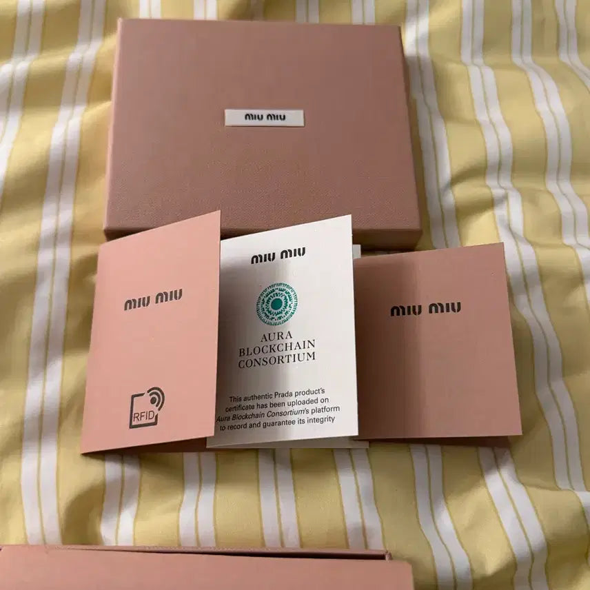 [SOLD OUT] MIUMIU 미우 미우 레더 카드 반지갑 레몬 옐로우