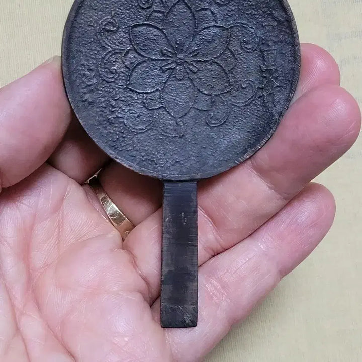 [BUNJANG] 옛날 오래된 보상화문양 휴대용 청동거울 / 옛날 오래된 보상화문양 휴대용 청동거울