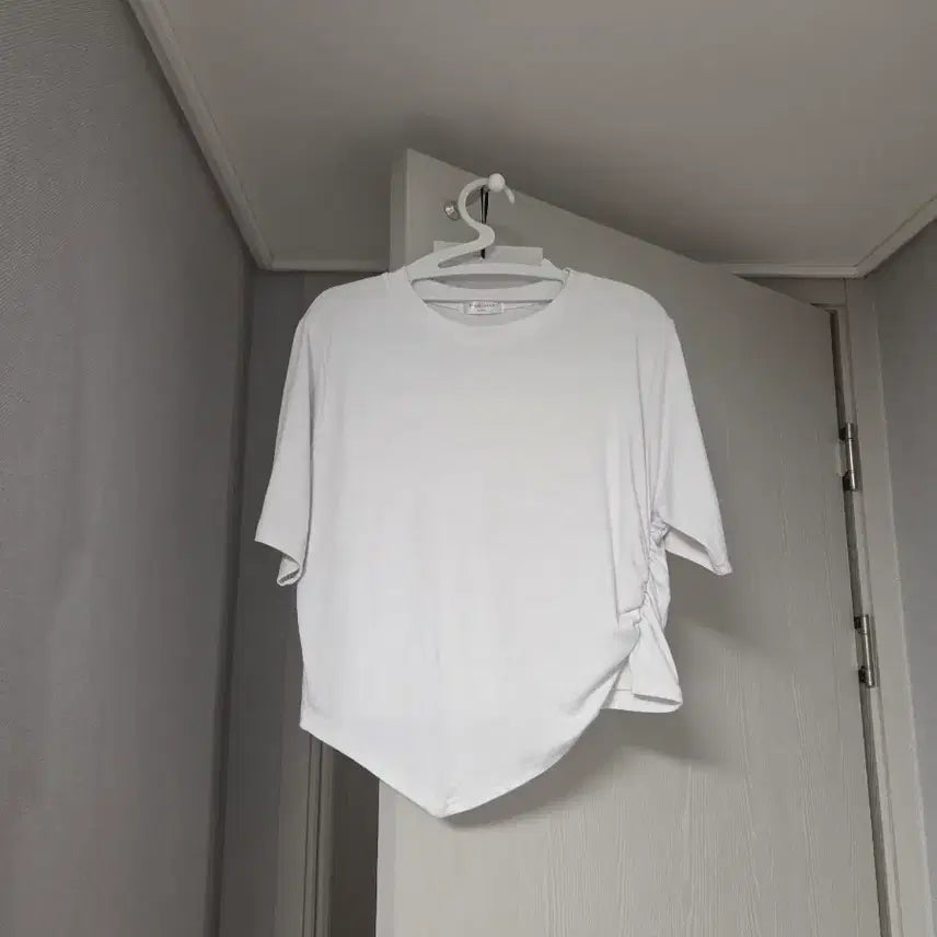 [BUNJANG] Sixand Rayme Shirred Half Sleeve T-shirt / 식스앤드 레이미 사선 셔링 반팔티 화이트