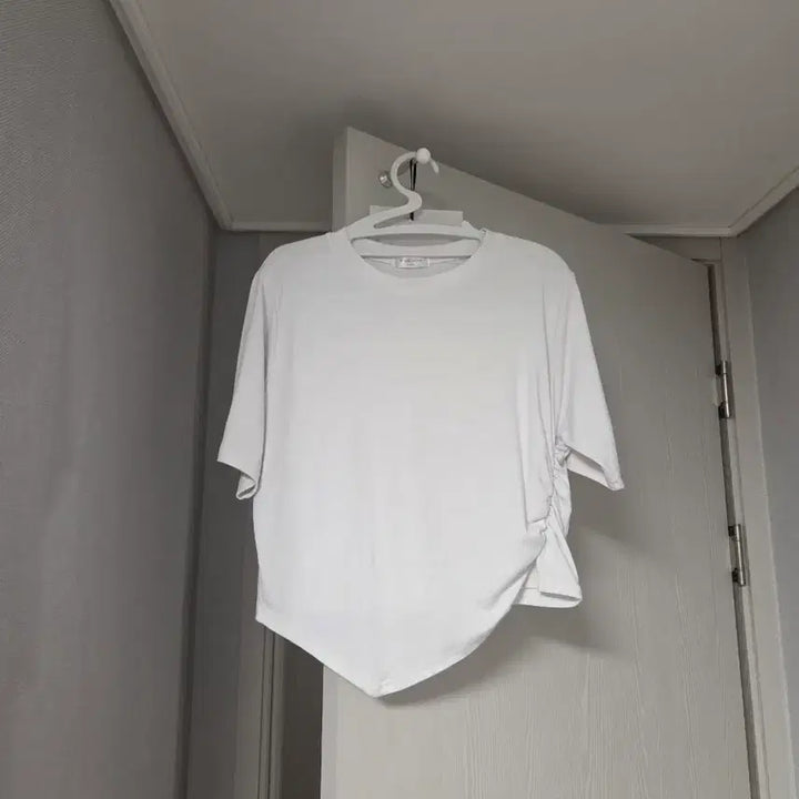 [BUNJANG] Sixand Rayme Shirred Half Sleeve T-shirt / 식스앤드 레이미 사선 셔링 반팔티 화이트