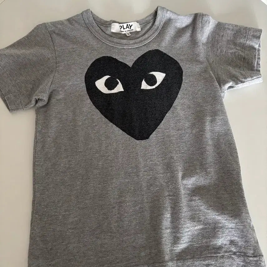 [SOLD OUT] 꼼데가르송 플레이 회색 반팔 티셔츠