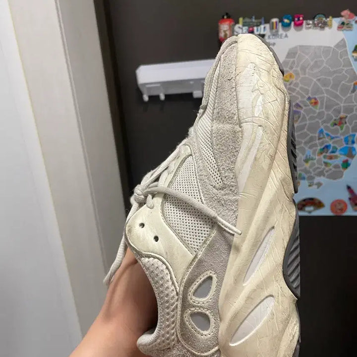 [BUNJANG] Adidas Yeezy Boost 700 V2 Cream Sneakers / 아디다스 이지부스트 700 V2 크림