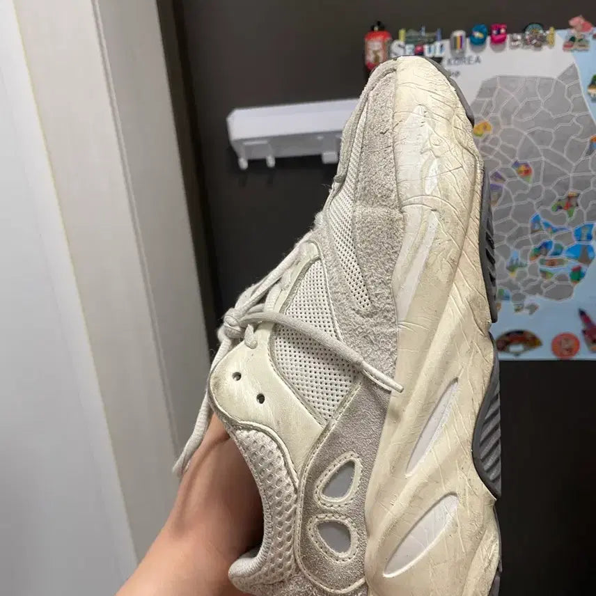 [BUNJANG] Adidas Yeezy Boost 700 V2 Cream Sneakers / 아디다스 이지부스트 700 V2 크림