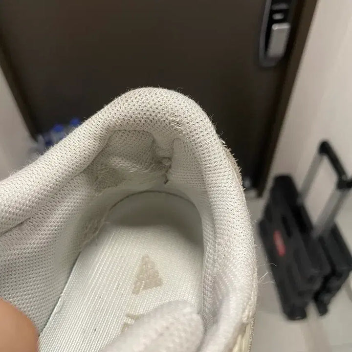 [BUNJANG] Adidas Yeezy Boost 700 V2 Cream Sneakers / 아디다스 이지부스트 700 V2 크림