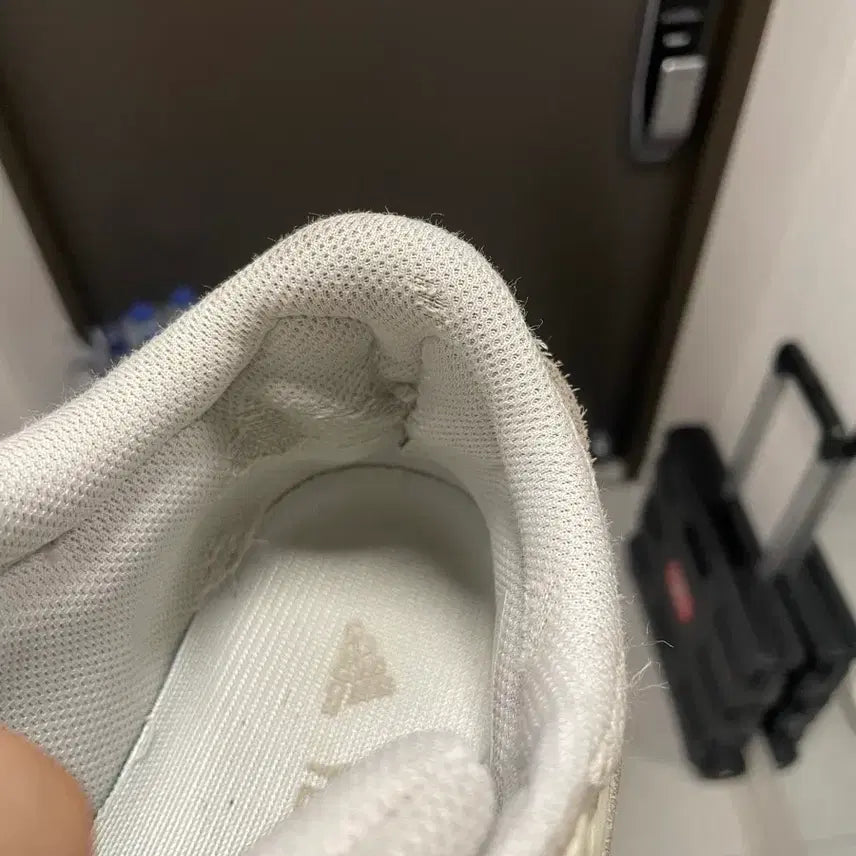 [BUNJANG] Adidas Yeezy Boost 700 V2 Cream Sneakers / 아디다스 이지부스트 700 V2 크림