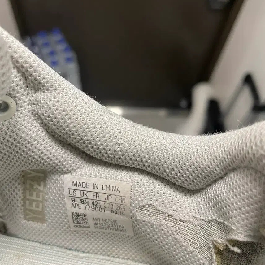 [BUNJANG] Adidas Yeezy Boost 700 V2 Cream Sneakers / 아디다스 이지부스트 700 V2 크림