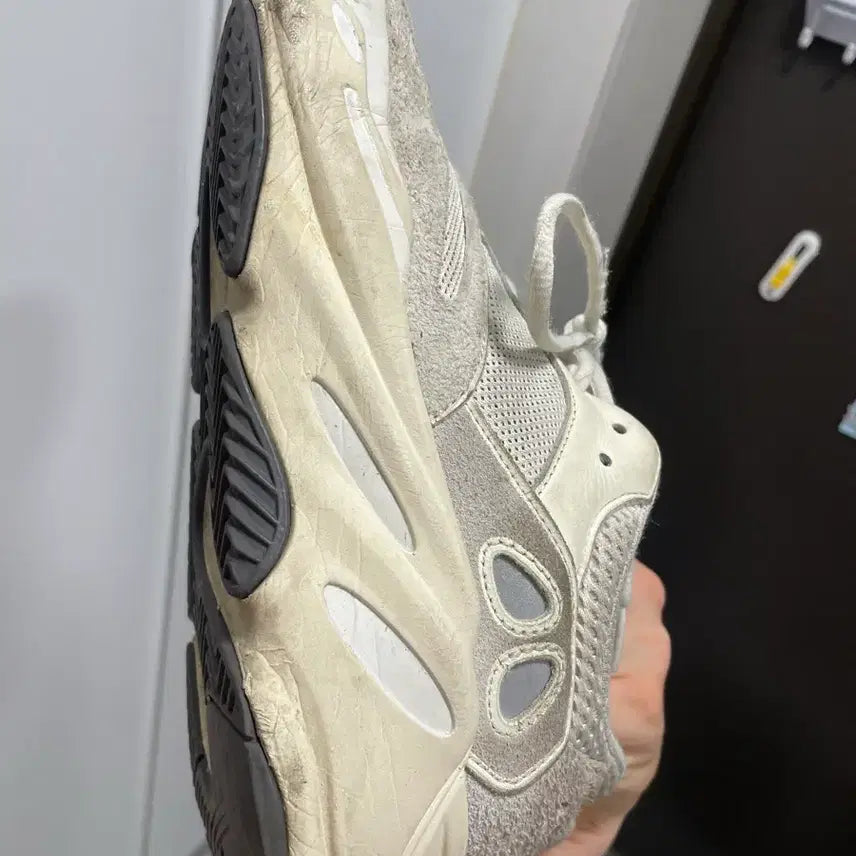 [BUNJANG] Adidas Yeezy Boost 700 V2 Cream Sneakers / 아디다스 이지부스트 700 V2 크림