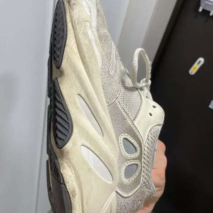 [BUNJANG] Adidas Yeezy Boost 700 V2 Cream Sneakers / 아디다스 이지부스트 700 V2 크림
