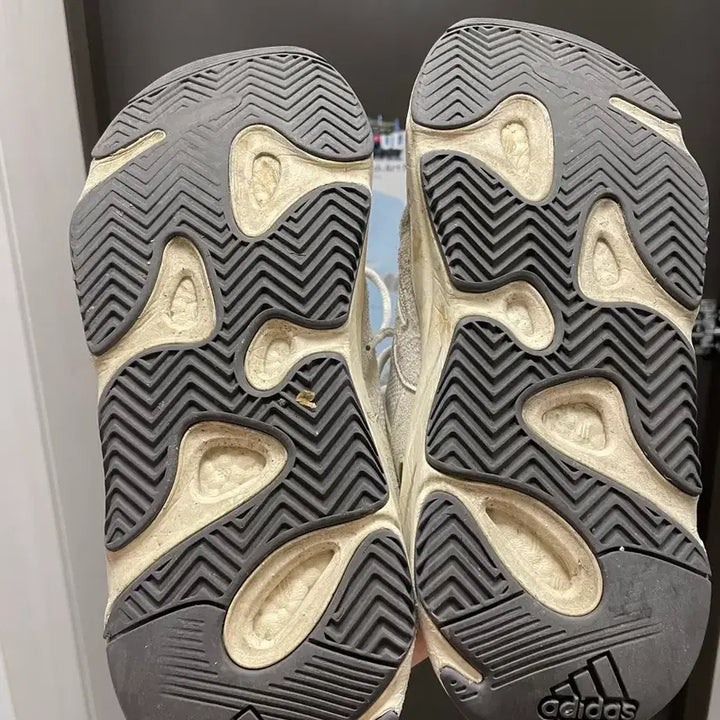 [BUNJANG] Adidas Yeezy Boost 700 V2 Cream Sneakers / 아디다스 이지부스트 700 V2 크림