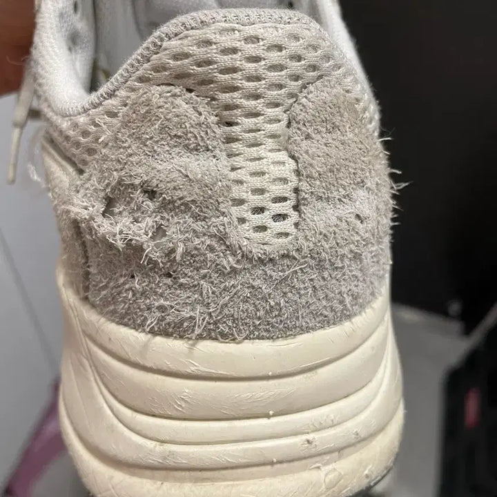 [BUNJANG] Adidas Yeezy Boost 700 V2 Cream Sneakers / 아디다스 이지부스트 700 V2 크림