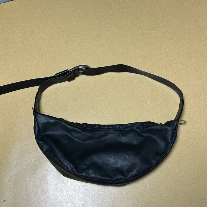 [BUNJANG] Caras H Buckle Leather Banana Bag Black / 이우가마카라스 H버클 레더 바나나백 블랙