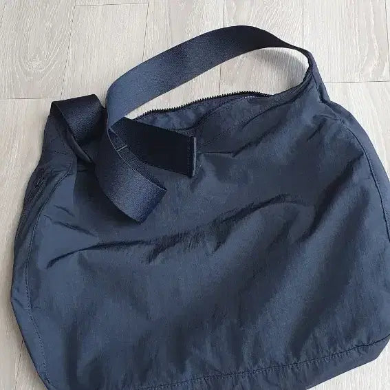 [SOLD OUT] cos네이비색 크로스백 메신저백