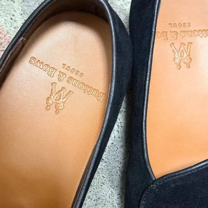 [BUNJANG] Buttons and Bows Black Suede Handmade Loafers / 버튼즈 앤 보우즈 블랙 스웨이드 수제 로퍼 255-260 와이드