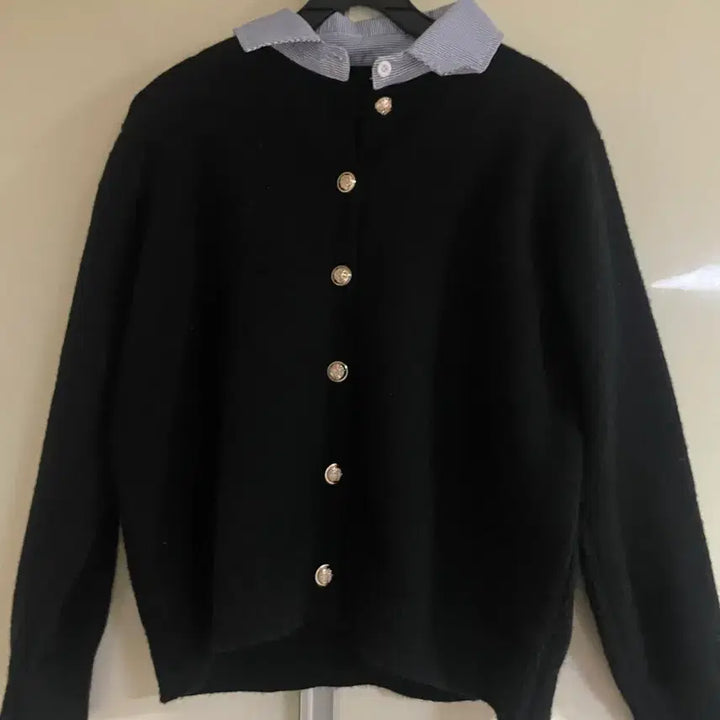 [SOLD OUT] 블랙 금장 버튼 카라 니트