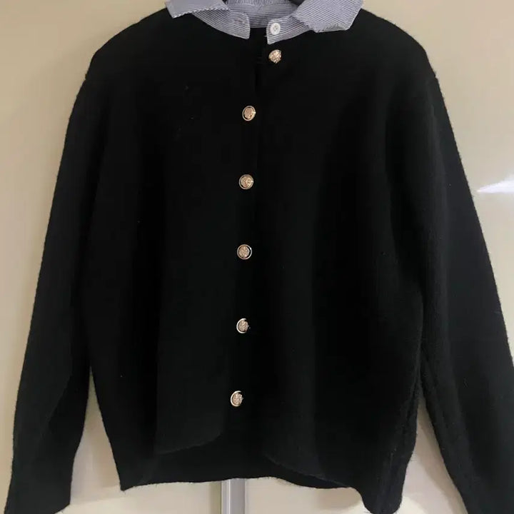 [SOLD OUT] 블랙 금장 버튼 카라 니트