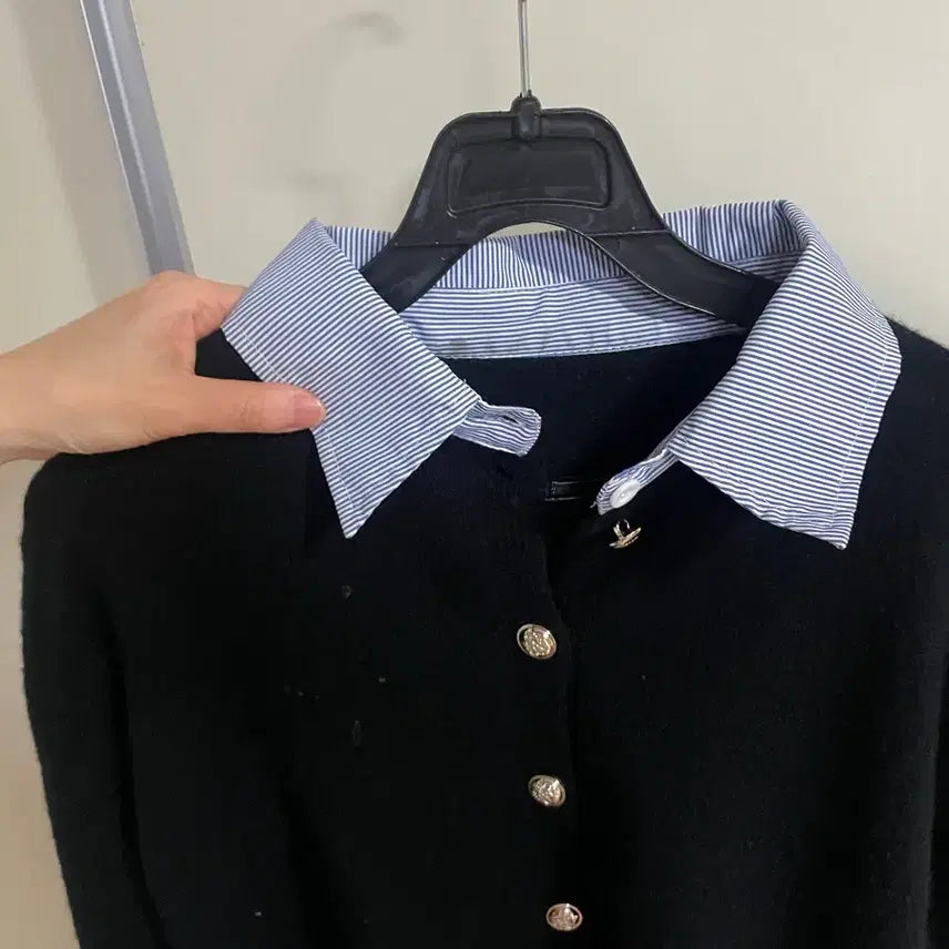 [SOLD OUT] 블랙 금장 버튼 카라 니트