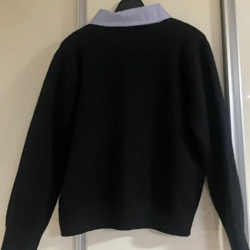 [SOLD OUT] 블랙 금장 버튼 카라 니트