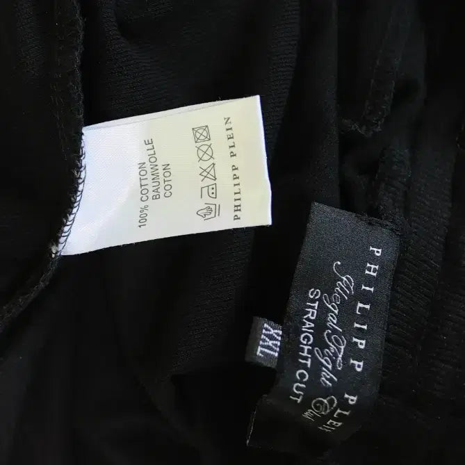 [SOLD OUT] 존재감은 확실한 필립 플레인 반바지
