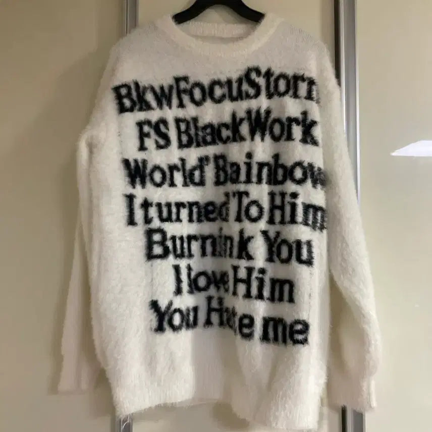 [BUNJANG] White Lettering Knit Sweater / 화이트 레터링 털 니트