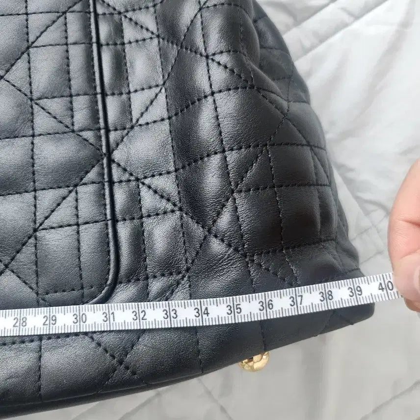 [BUNJANG] J.ESTINA Quilted Chain Shoulder Bag with Crown Detail / 제이에스티나 블랙 퀼팅 체인 숄더백 크라운 장식