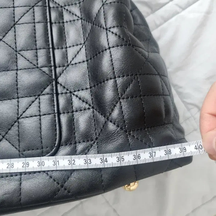 [BUNJANG] J.ESTINA Quilted Chain Shoulder Bag with Crown Detail / 제이에스티나 블랙 퀼팅 체인 숄더백 크라운 장식