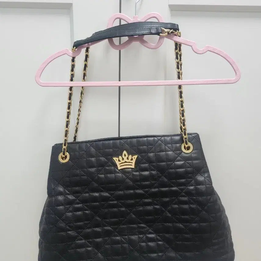 [BUNJANG] J.ESTINA Quilted Chain Shoulder Bag with Crown Detail / 제이에스티나 블랙 퀼팅 체인 숄더백 크라운 장식