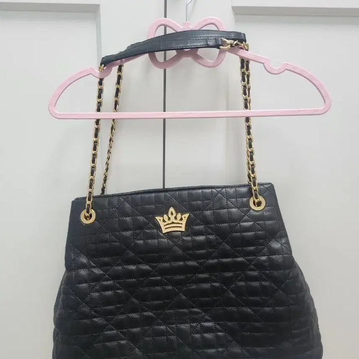 [BUNJANG] J.ESTINA Quilted Chain Shoulder Bag with Crown Detail / 제이에스티나 블랙 퀼팅 체인 숄더백 크라운 장식