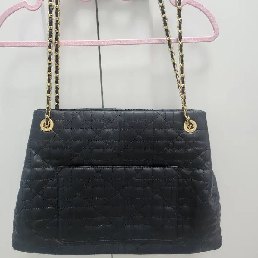 [BUNJANG] J.ESTINA Quilted Chain Shoulder Bag with Crown Detail / 제이에스티나 블랙 퀼팅 체인 숄더백 크라운 장식