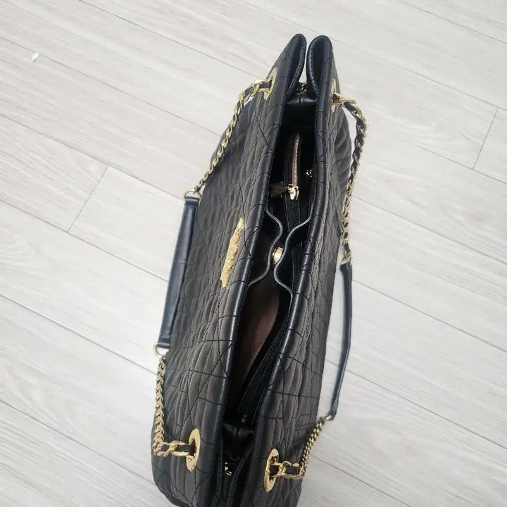 [BUNJANG] J.ESTINA Quilted Chain Shoulder Bag with Crown Detail / 제이에스티나 블랙 퀼팅 체인 숄더백 크라운 장식