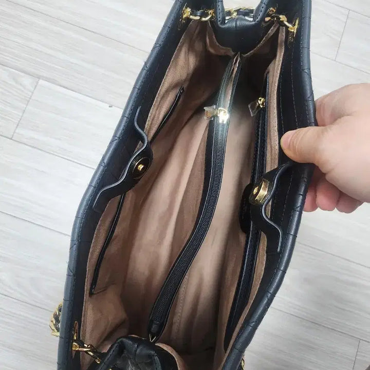 [BUNJANG] J.ESTINA Quilted Chain Shoulder Bag with Crown Detail / 제이에스티나 블랙 퀼팅 체인 숄더백 크라운 장식