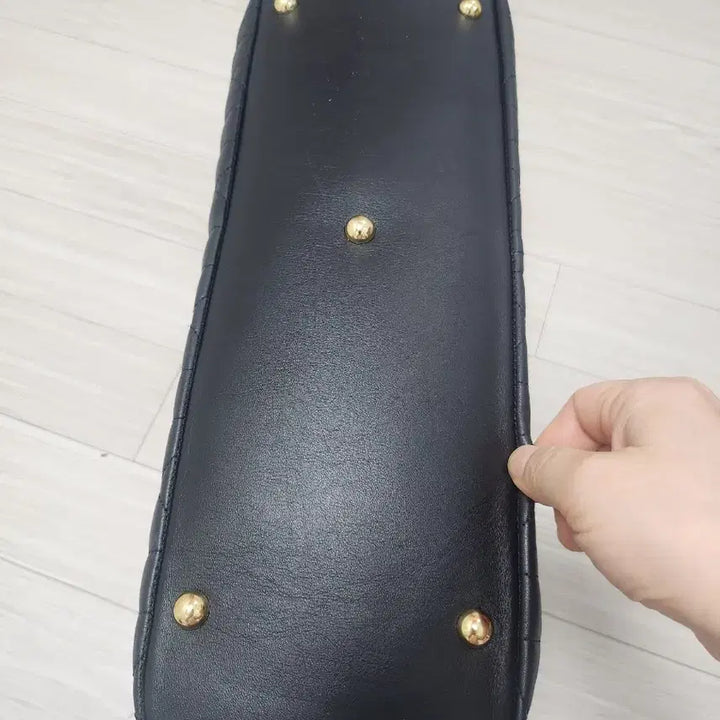 [BUNJANG] J.ESTINA Quilted Chain Shoulder Bag with Crown Detail / 제이에스티나 블랙 퀼팅 체인 숄더백 크라운 장식