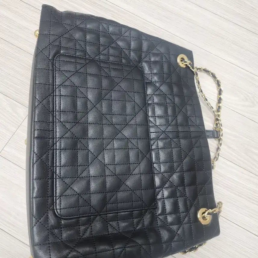 [BUNJANG] J.ESTINA Quilted Chain Shoulder Bag with Crown Detail / 제이에스티나 블랙 퀼팅 체인 숄더백 크라운 장식