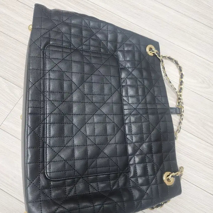 [BUNJANG] J.ESTINA Quilted Chain Shoulder Bag with Crown Detail / 제이에스티나 블랙 퀼팅 체인 숄더백 크라운 장식