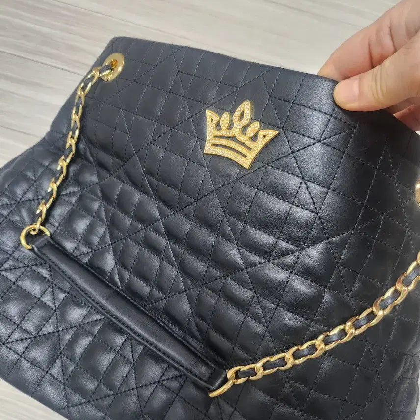[BUNJANG] J.ESTINA Quilted Chain Shoulder Bag with Crown Detail / 제이에스티나 블랙 퀼팅 체인 숄더백 크라운 장식