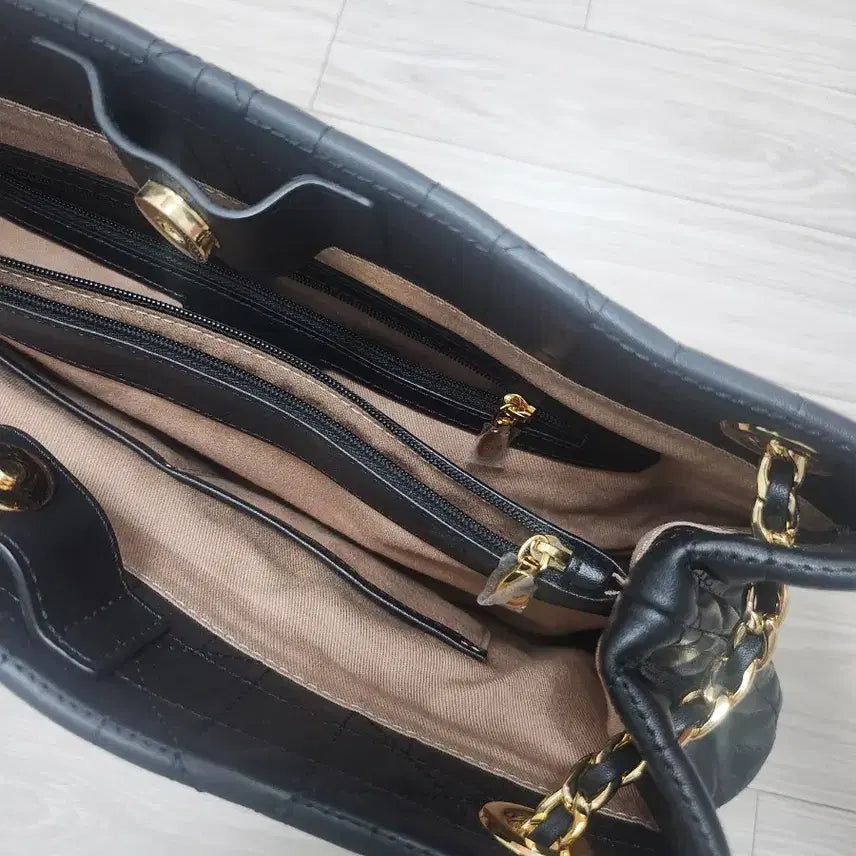 [BUNJANG] J.ESTINA Quilted Chain Shoulder Bag with Crown Detail / 제이에스티나 블랙 퀼팅 체인 숄더백 크라운 장식