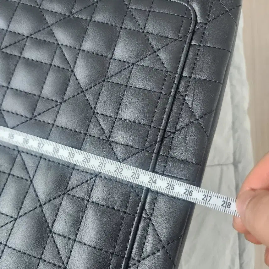 [BUNJANG] J.ESTINA Quilted Chain Shoulder Bag with Crown Detail / 제이에스티나 블랙 퀼팅 체인 숄더백 크라운 장식