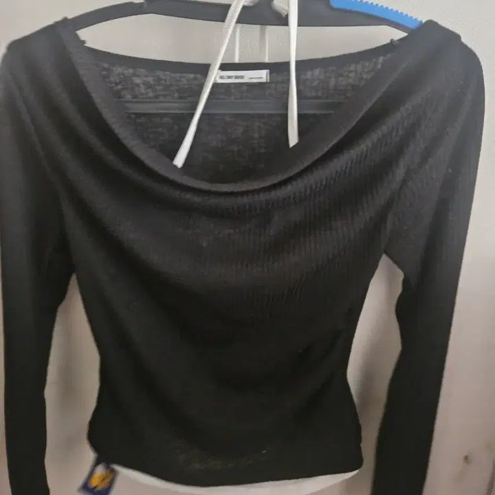 [BUNJANG] Avely Halterneck Off-Shoulder Top / 에이블리 홀터넥 오프숄더(완전 새제품)
