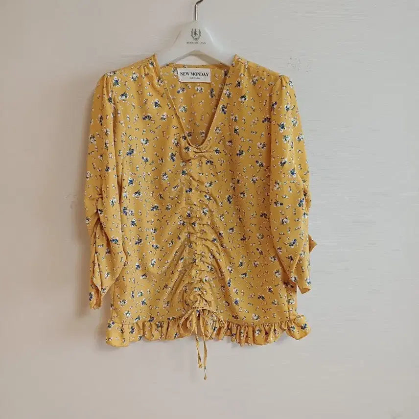 [BUNJANG] NEW MONDAY Floral Yellow Blouse / NEW MONDAY 블라우스 판매합니다