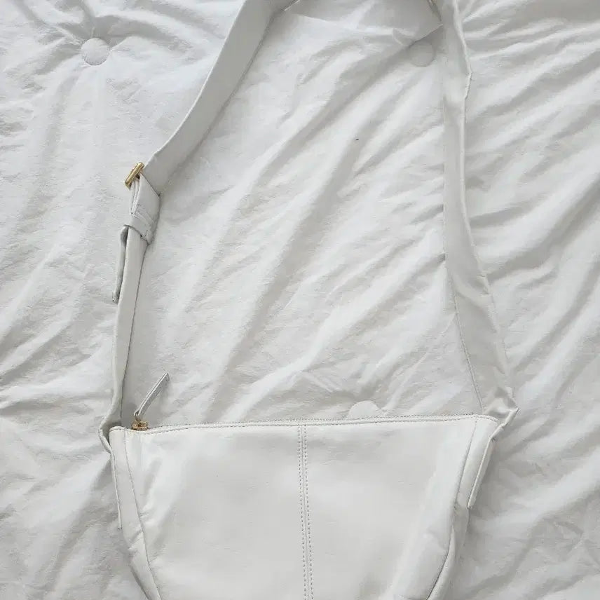 [BUNJANG] System White Leather Half Moon Shoulder Bag / 시스템 화이트 레더 반달 숄더백