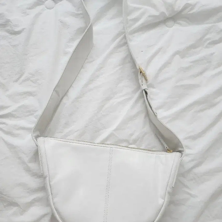 [BUNJANG] System White Leather Half Moon Shoulder Bag / 시스템 화이트 레더 반달 숄더백