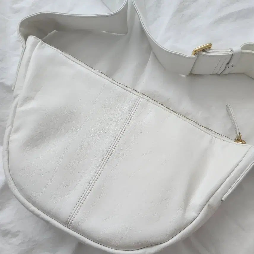 [BUNJANG] System White Leather Half Moon Shoulder Bag / 시스템 화이트 레더 반달 숄더백