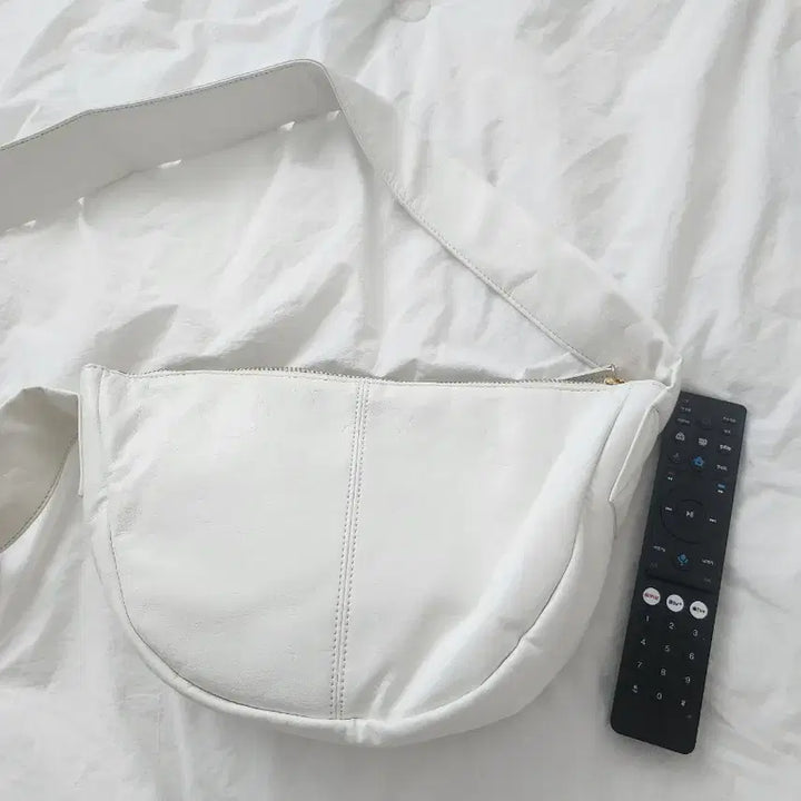 [BUNJANG] System White Leather Half Moon Shoulder Bag / 시스템 화이트 레더 반달 숄더백