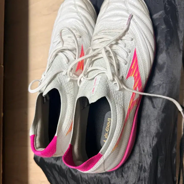 [BUNJANG] Mizuno Morelia Sala Beta TF Soccer Shoes / 모렐리아 살라 베타 tf 265