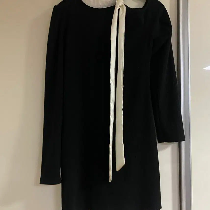 [BUNJANG] Cuff Shoulder Slit Mini Dress / 커프 어깨트임 원피스 하객룩