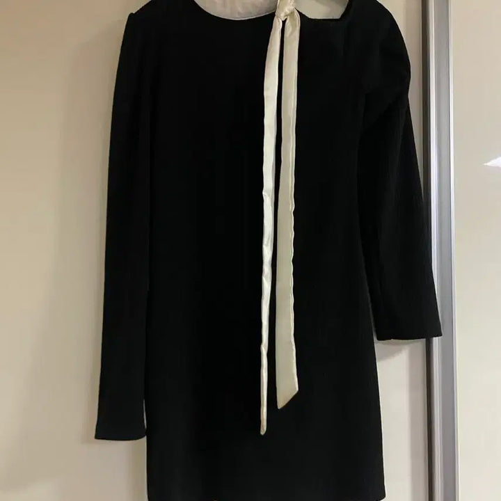 [BUNJANG] Cuff Shoulder Slit Mini Dress / 커프 어깨트임 원피스 하객룩