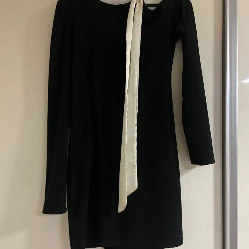 [BUNJANG] Cuff Shoulder Slit Mini Dress / 커프 어깨트임 원피스 하객룩