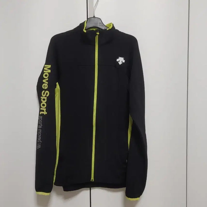 [SOLD OUT] 데상트  남성 기능성  러닝 자켓-L사이즈