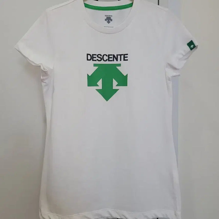 [BUNJANG] Descente Logo Printed White Short Sleeve T-Shirt (S) / 데상트 로고 프린팅 흰색 반팔 티셔츠 S사이즈